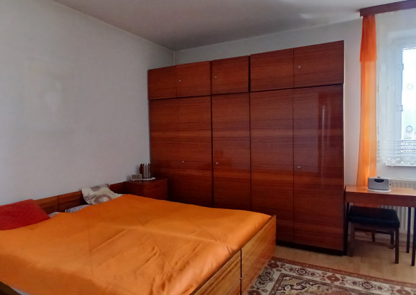 NA PREDAJ! Priestranný 3-izbový byt s balkónom,blízko centra