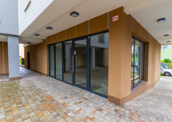 Priestranný obchodný priestor vo Svite – 121 m² na prenájom