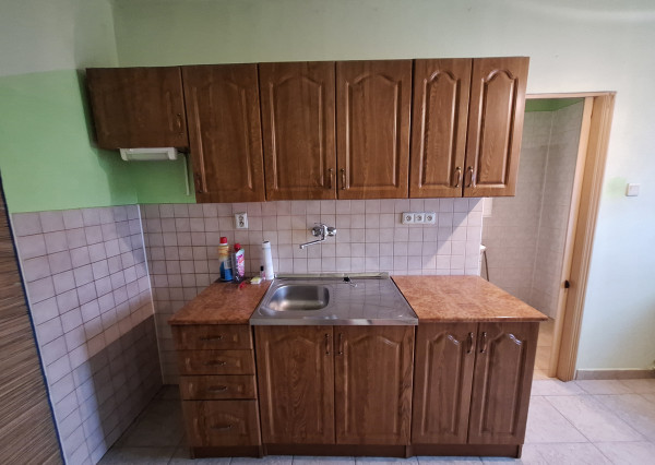 ZNÍŽENÉ! 2 - IZBOVÝ BYT NA PREDAJ V MESTE DOBŠINÁ !