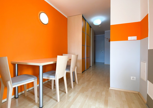 Priestranný 2-izbový apartmán v centre Popradu s parkovaním