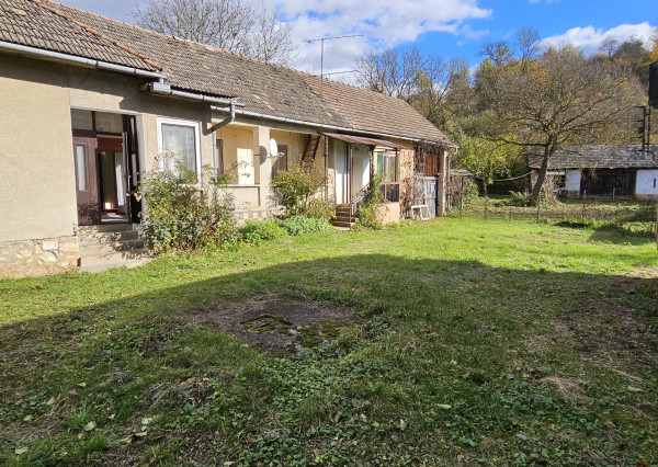 Na predaj dom so stavebným  pozemok  v malebnej obci Ardovo