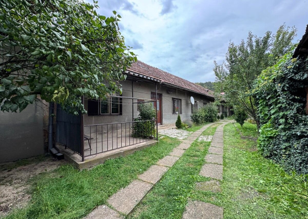 Plešivec v centre obce dom na predaj