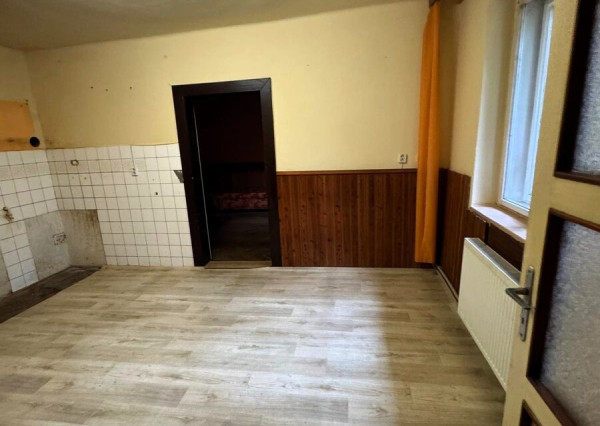 Plešivec v centre obce dom na predaj