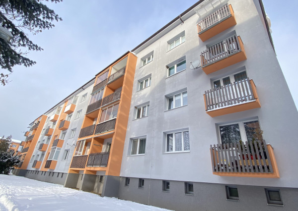 REZERVOVANÉ / Priestranný 3i byt s výhľadom na lesy v obľúbenej časti Svitu