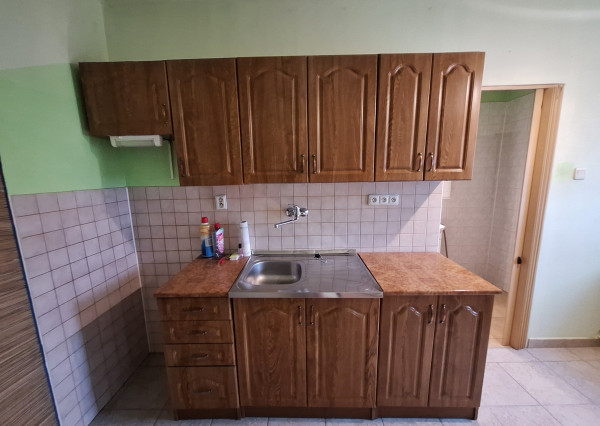 ZNÍŽENÁ CENA ! 2 - IZBOVÝ BYT NA PREDAJ V MESTE DOBŠINÁ !