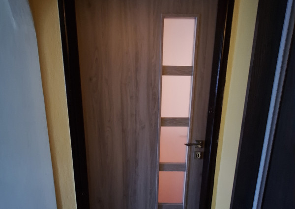 ZNÍŽENÁ CENA ! 2 - IZBOVÝ BYT NA PREDAJ V MESTE DOBŠINÁ !