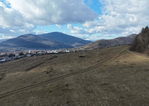 Na predaj výnimočný svahovitý pozemok v lokalite pod lesom