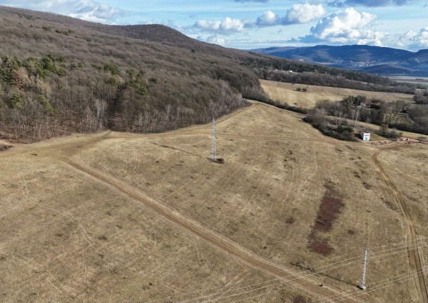 Na predaj výnimočný svahovitý pozemok v lokalite pod lesom