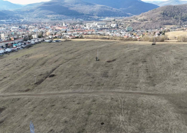 Na predaj výnimočný svahovitý pozemok v lokalite pod lesom