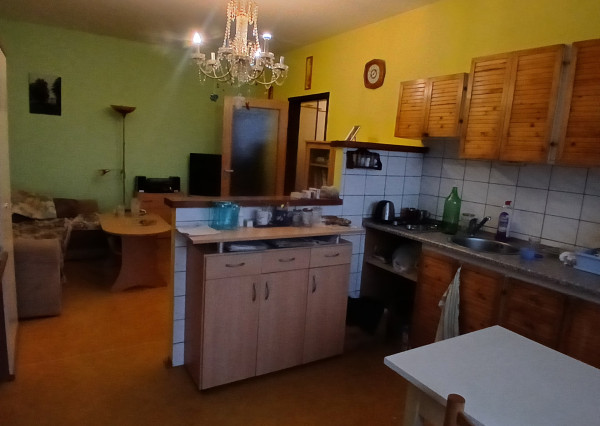 Na predaj 1-izbový byt s 2 balkónmi  v pôvodnom stave.