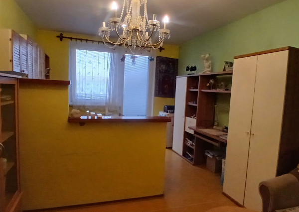 Na predaj 1-izbový byt s 2 balkónmi  v pôvodnom stave.