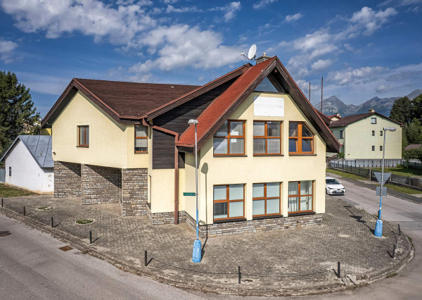 Reprezentatívna administratívna budova na predaj–Poprad Veľká