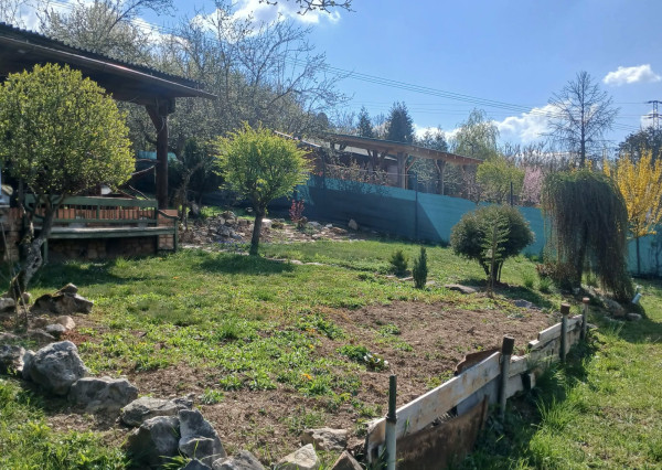 Exkluzívne na predaj- Slnečná záhrada s chatkou a altánkom