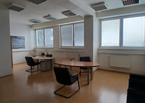 Na prenájom administratívne priestory- Brzotín- Bak