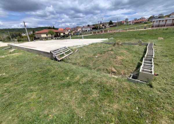 Aggtelek- stavebný pozemok so základmi