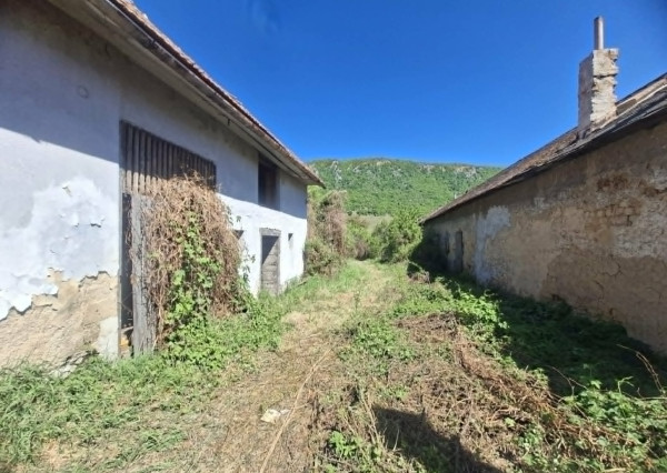 NA PREDAJ RODINNÝ DOM S ROZSIAHLÝM POZEMKOM, KUNOVA TEPLICA