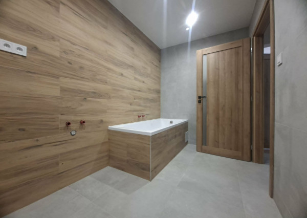 NA PREDAJ KOMPLETNE ZREKONŠTRUOVANÝ 4-IZBOVÝ BYT S BALKÓNOM