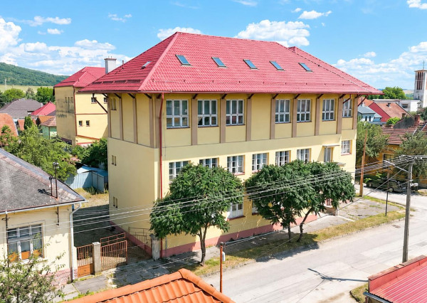 CBF Reality Vám ponúka na predaj multifunkčnú budovu v centre mesta Tornaľa