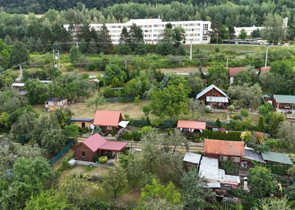 Exkluzívne na predaj- Slnečná záhrada s chatkou a altánkom