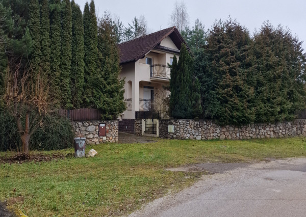 CBF Reality Vám ponúka na predaj rodinný dom v Rožňave, na tichom mieste obklopený prírodou a bez susedov .