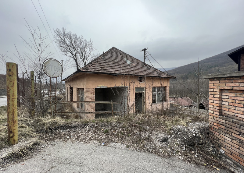 Na predaj budova v obci Nižná Slaná - fotografia 2