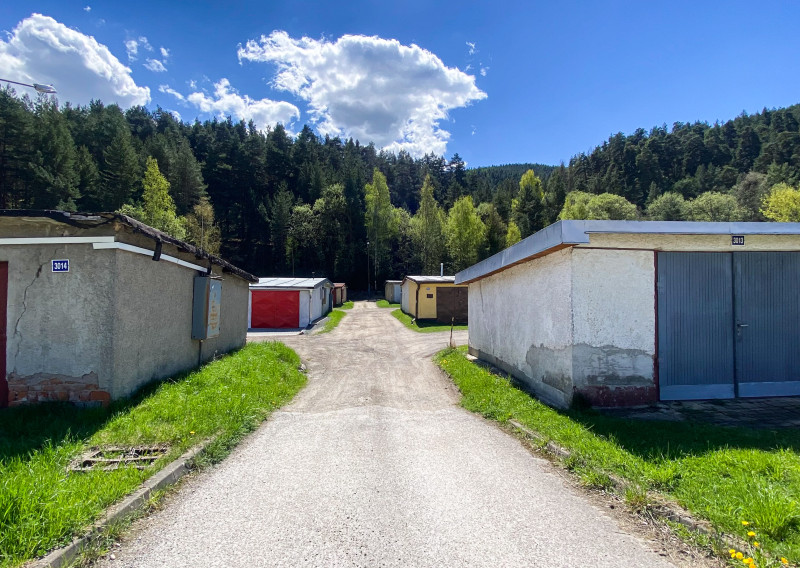 PREDANÉ / Dve murované garáže so zavedenou elektrinou vo Svite - fotografia 2