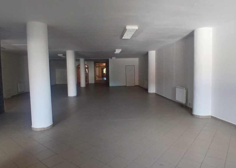 PRENÁJOM KOMERČNÉHO PRIESTORU V CENTRE MESTA O VÝMERE 180 m2 - fotografia 1
