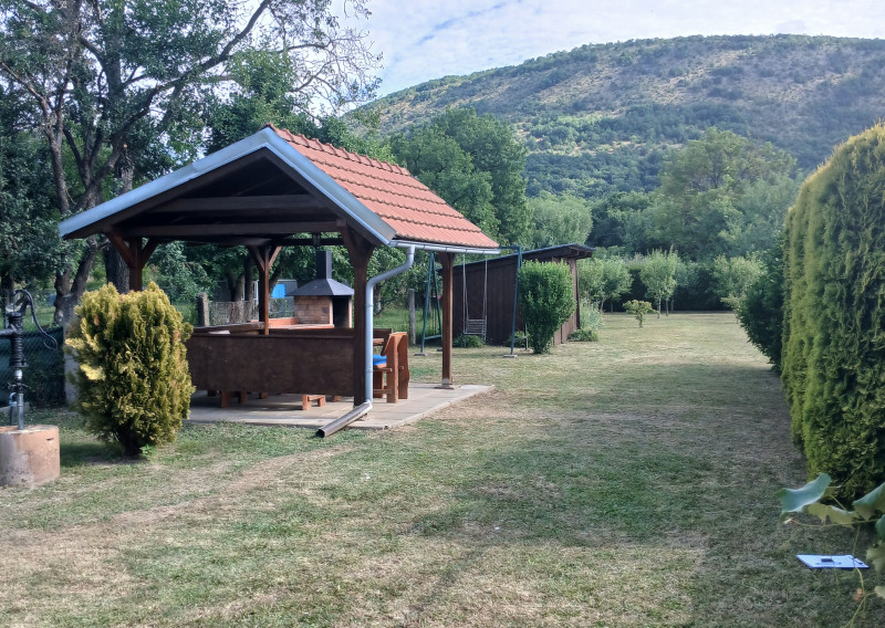 NA PREDAJ! Zveľadená ZÁHRADKA s GARÁŽOU v Plešivci. - fotografia 1