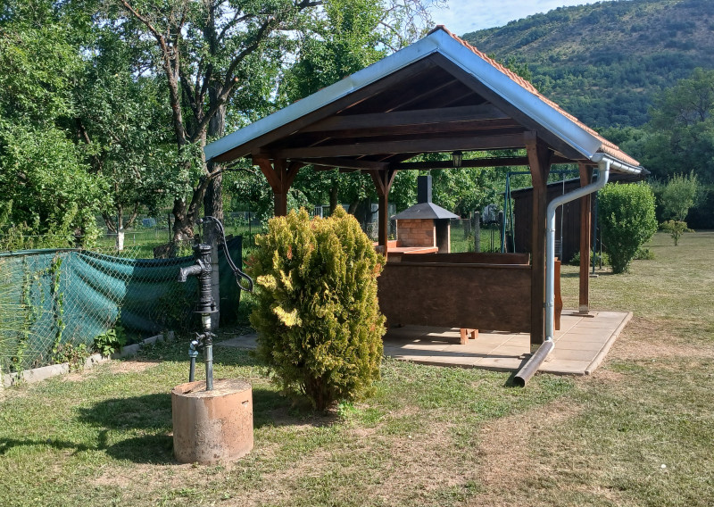 NA PREDAJ! Zveľadená ZÁHRADKA s GARÁŽOU v Plešivci. - fotografia 3