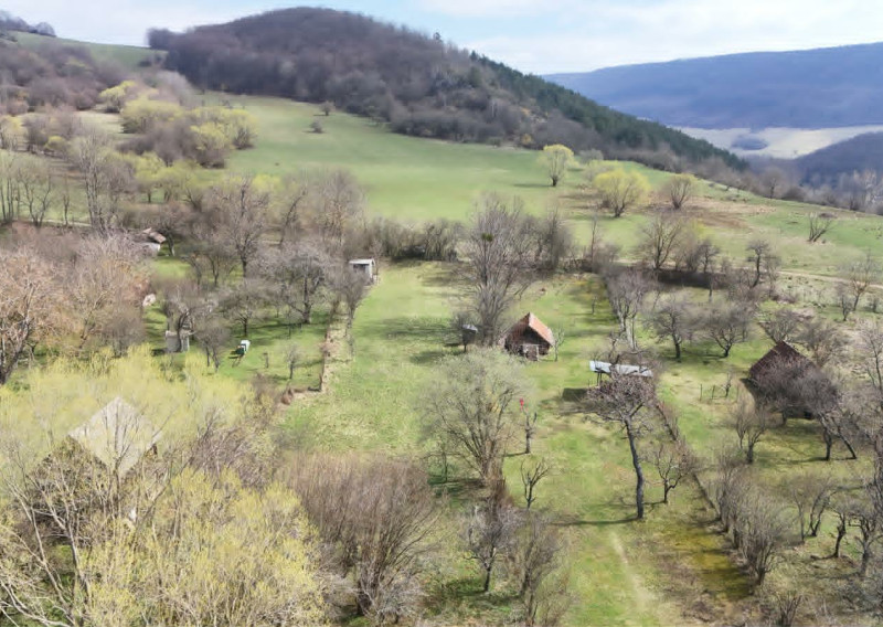 NA PREDAJ EXKLUZÍVNY POZEMOK V OBCI LÚČKA - fotografia 1
