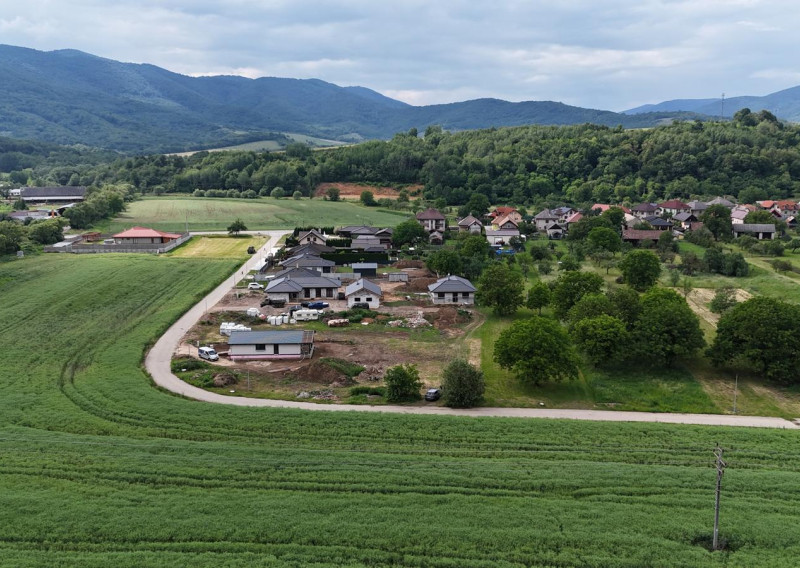 Na predaj 2 lukratívne pozemky v obci Brzotín, okr. Rožňava - fotografia 2