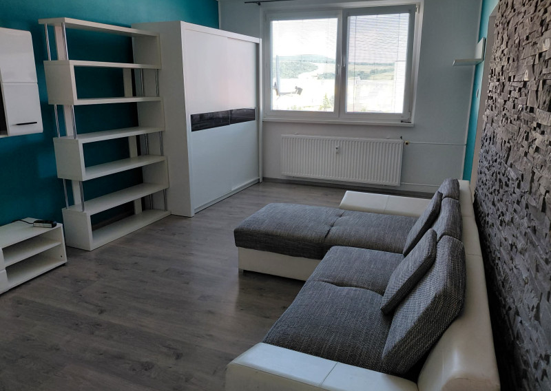 znížená cena-Krásny 3 izbový byt s balkónom v Gemerskej Hôrke na predaj - fotografia 1