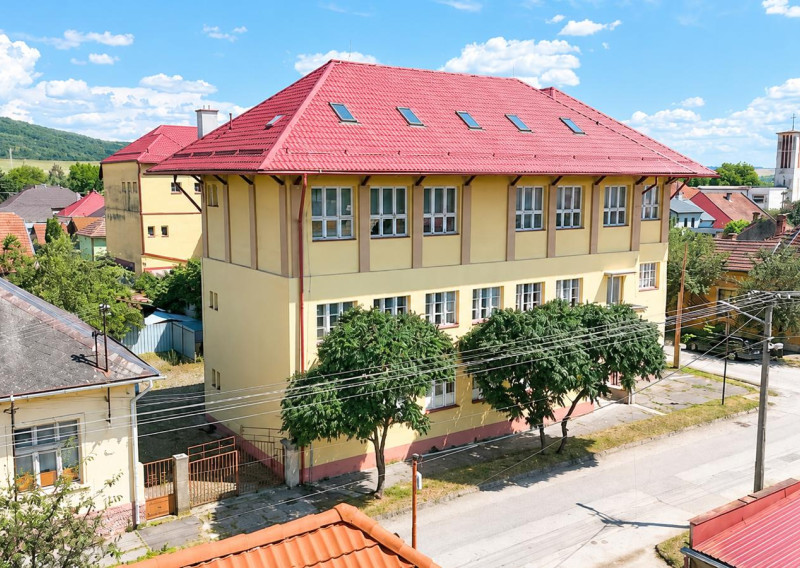 CBF Reality Vám ponúka na predaj multifunkčnú budovu v centre mesta Tornaľa - fotografia 1