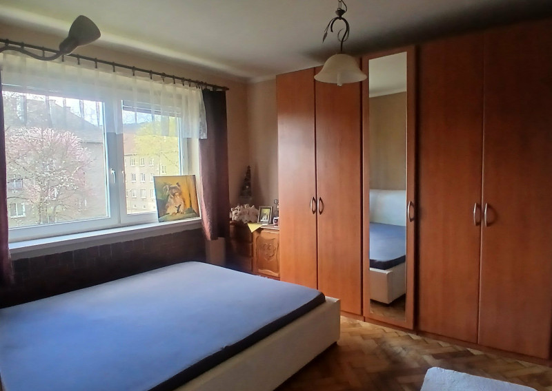 NA PREDAJ- 3 IZBOVÝ BYT S BALKÓNOM NA VARGOVOM POLI - fotografia 1