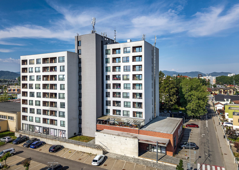 Vlastné parkovanie, dve lodžie a interiér bez ďalších investícií - fotografia 1