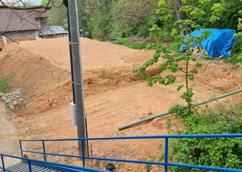 NA PREDAJ: Stavebný pozemok s vydaným stav. povolením v RV - fotografia 1