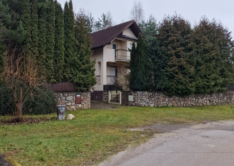 CBF Reality Vám ponúka na predaj rodinný dom v Rožňave, na tichom mieste obklopený prírodou a bez susedov . - fotografia 1